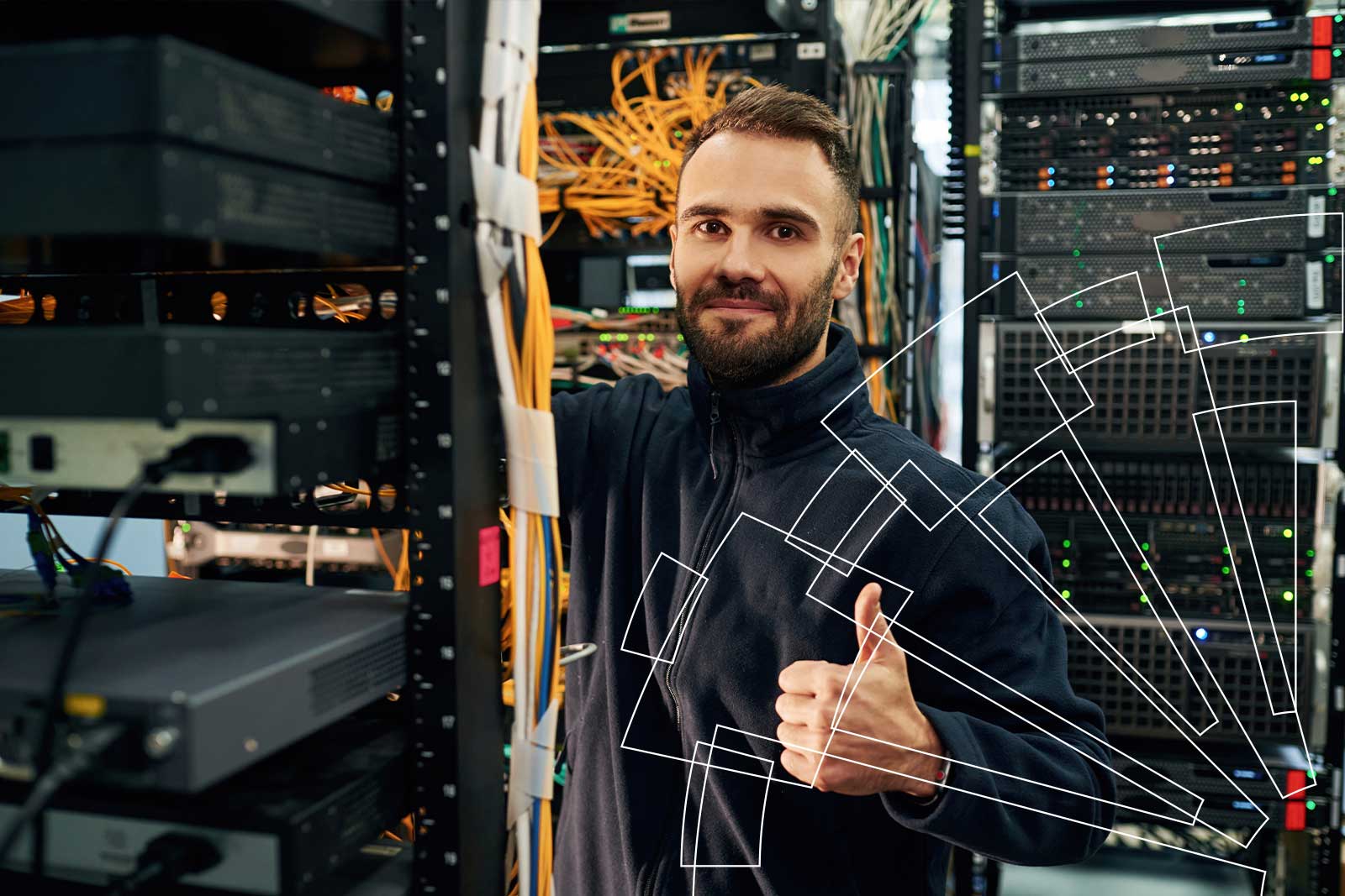 Técnico sonriente en una sala de servidores con racks y cableado de red