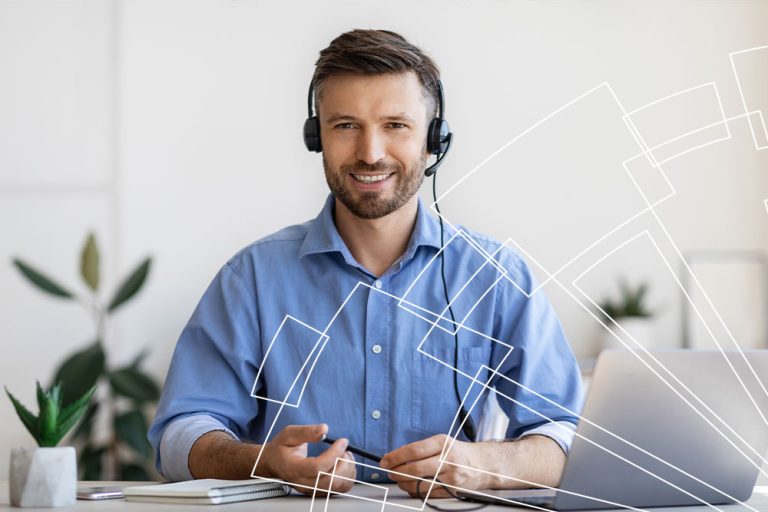 Técnico de soporte con auriculares atendiendo una consulta desde su puesto