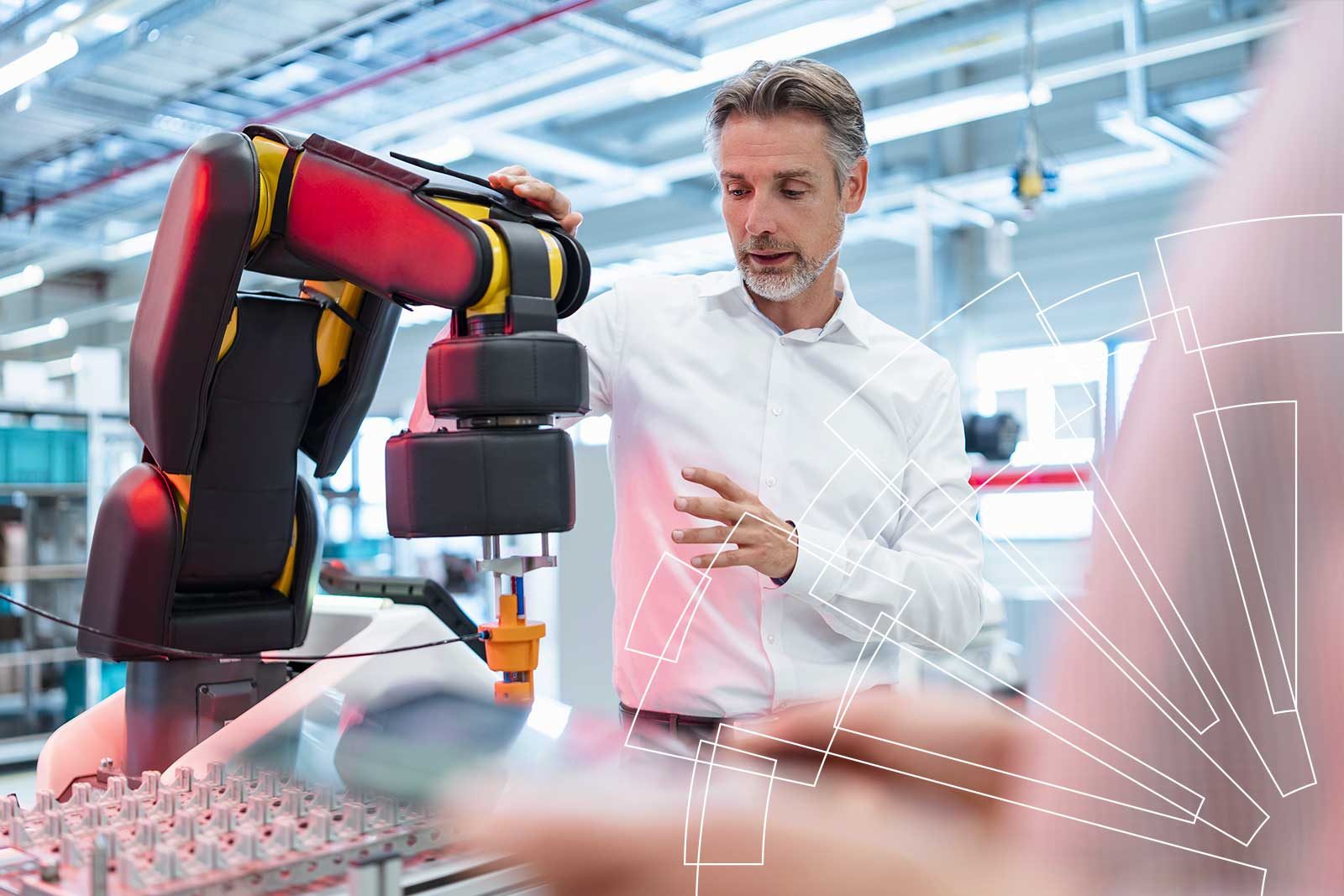 Técnico supervisa un brazo robótico en una planta de producción automatizada