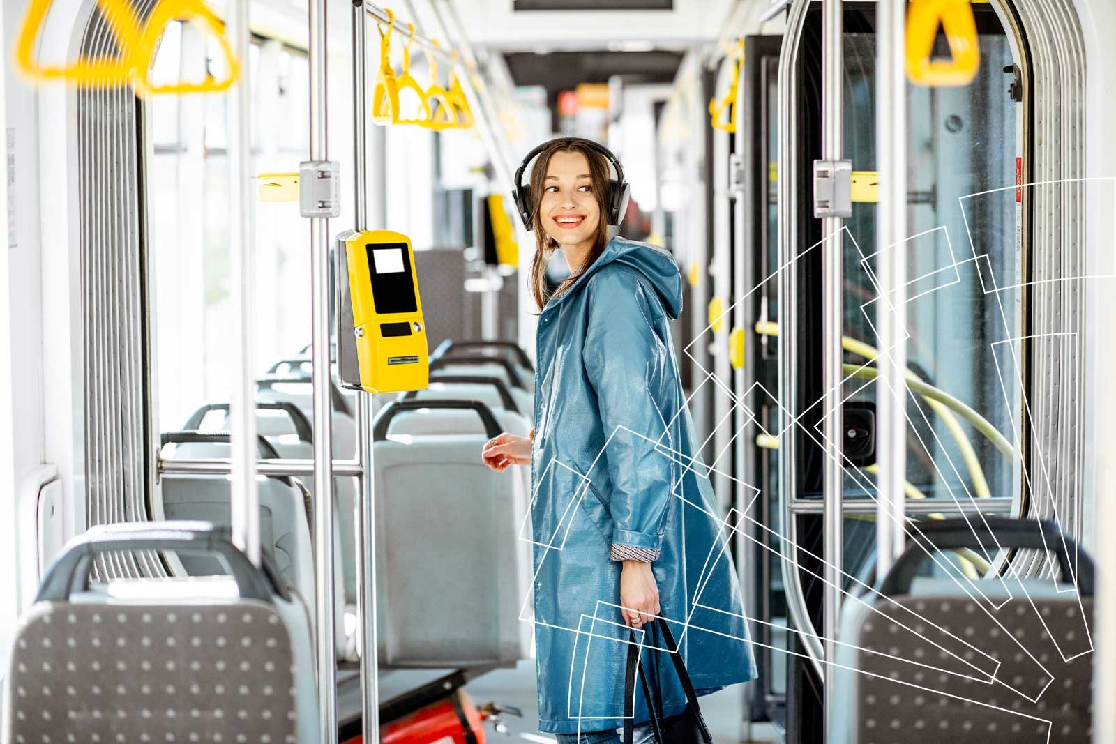 Pasajera con auriculares junto a la validadora de billetes de un tranvía